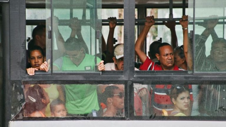 Superlotação de ônibus no Rio de Janeiro expõe falhas no transporte público e pressiona rotina dos passageiros
