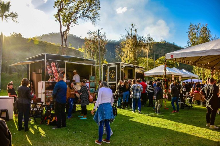 Edição de 2026 do Rio Gastronomia atrai mais de 130 mil pessoas na Gávea Público circula entre barracas de comida em um mercado gastronômico ao ar livre em Petrópolis, no Rio de Janeiro.