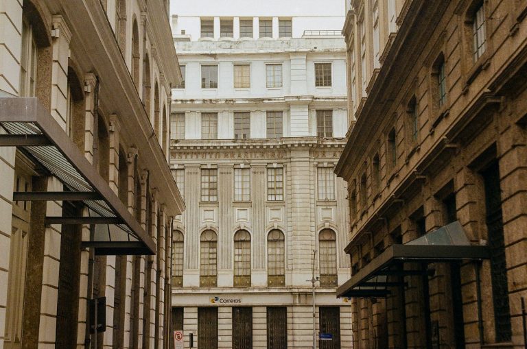 Edificação de arquitetura clássica no centro do Rio de Janeiro.