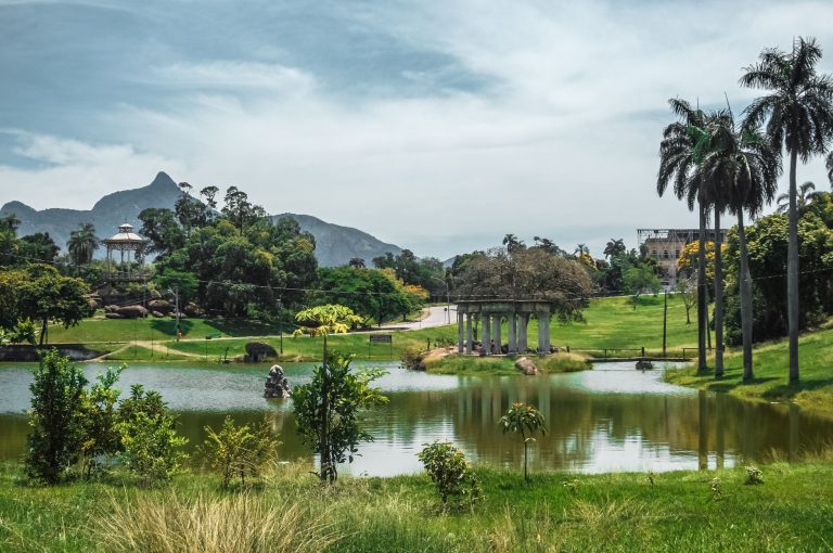 Parque no Rio de Janeiro com lago, árvores e áreas verdes